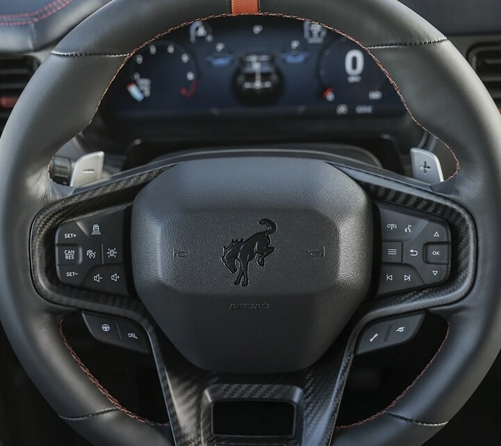 Primer plano del volante de una Ford Bronco® Raptor® 2024 que muestra los botones de control