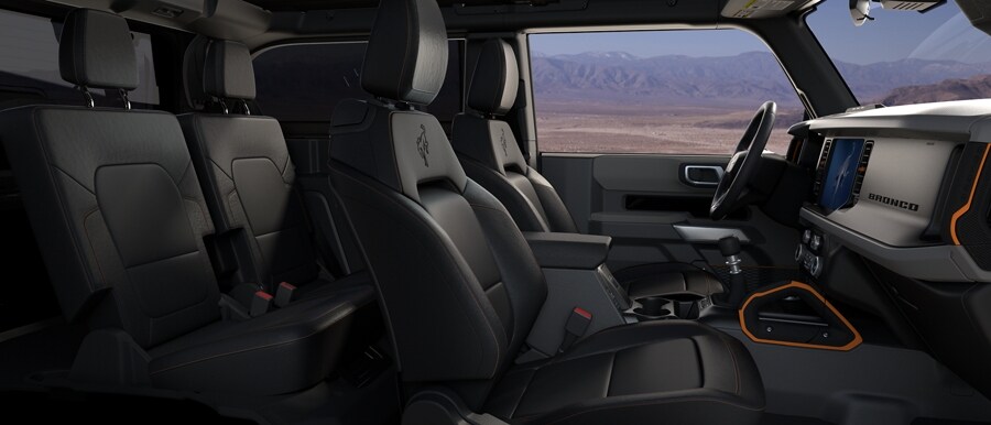 Interior de una SUV Ford Bronco® 2024 con asientos de vinilo de grado marino estándar en Black Onyx