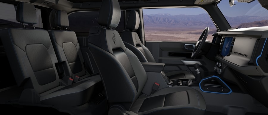 Interior de una SUV Ford Bronco® 2024 con asientos de vinilo de grado marino en Dark Space Gray con Black Onyx