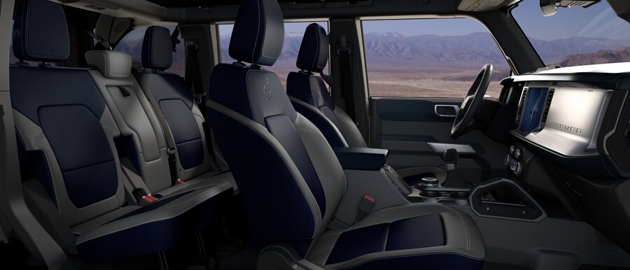 Interior de una SUV Ford Bronco® 2024 con asientos tapizados de cuero disponibles en Dark Space Gray con Navy Pier