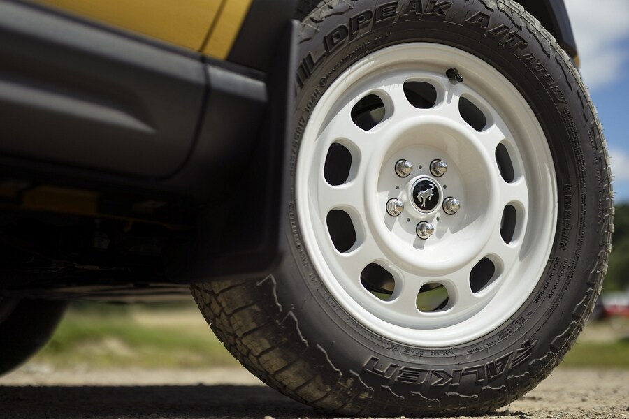 Se muestran las ruedas en Oxford White de una Ford Bronco® Sport 2023