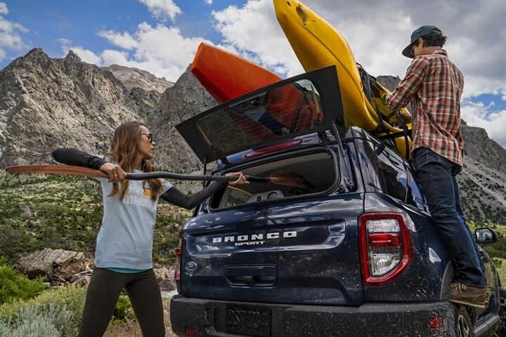 Se muestra el vidrio trasero levadizo de una SUV Ford Bronco® Sport 2023