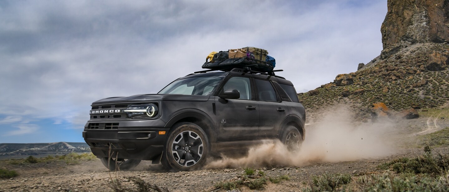Una SUV Ford Bronco® Sport 2023 circulando todo terreno