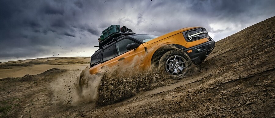 Una SUV Ford Bronco® Sport 2023 estacionada en el lateral de un camino cubierto con barro
