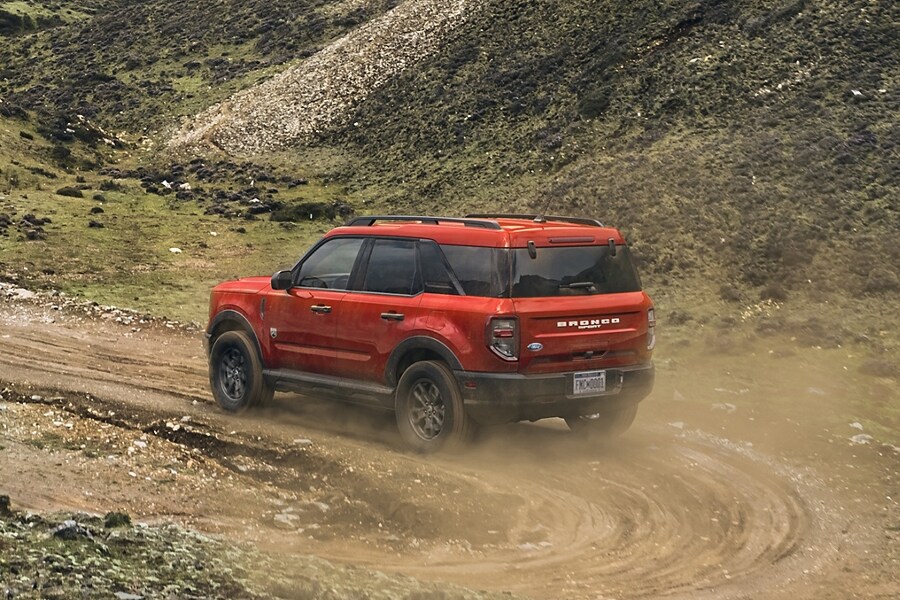 Una SUV Ford Bronco® Sport 2023 circulando por un camino de tierra