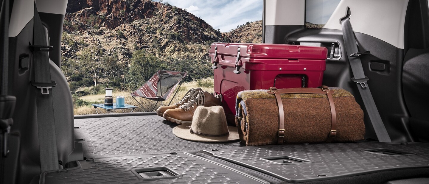 Una SUV Ford Bronco® Sport 2023 con equipo y ropa en la parte trasera