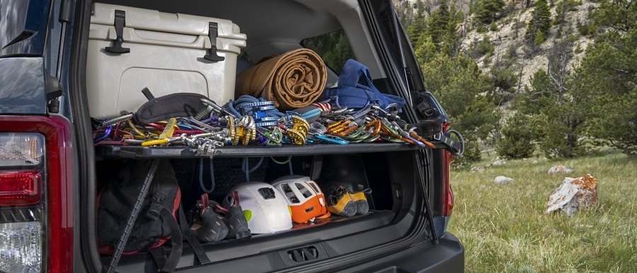 Una Ford Bronco® Sport 2023 con la puerta trasera levadiza abierta que muestra equipo de camping
