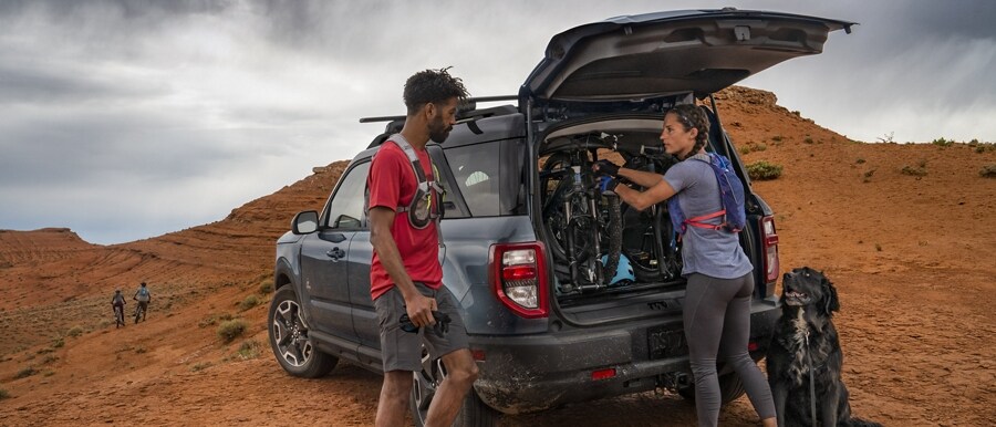 Pareja cargando bicicletas en una SUV Ford Bronco® Sport 2023