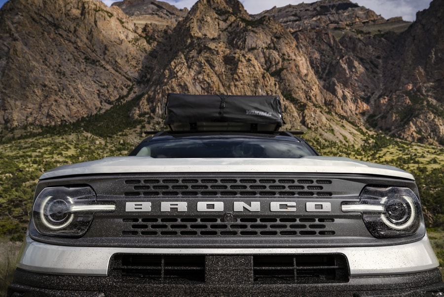 Primer plano de los faros de una Ford Bronco® Sport 2023