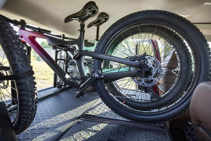 Bicicletas en la zona de carga de la SUV Ford Bronco® Sport 2023