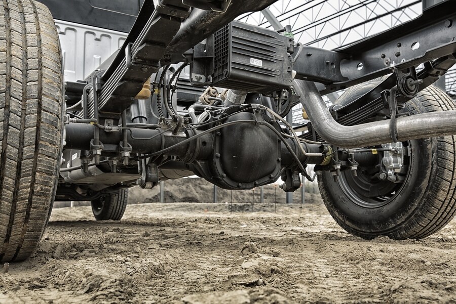 Ejes, suspensión, frenos, unidad motriz y caja de transferencia duraderos de la Ford Super Duty® Chassis Cab 2023