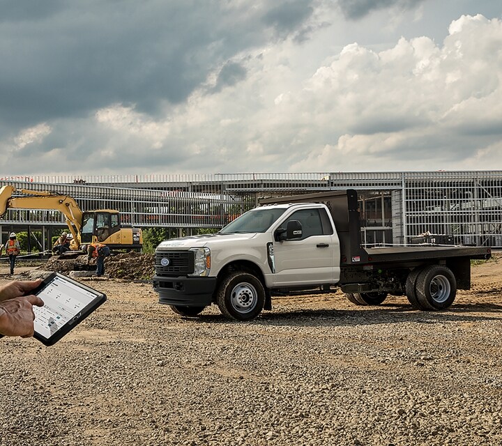 Se muestra Ford Super Duty® 2023 en un lugar de trabajo con mejora en la plataforma plana