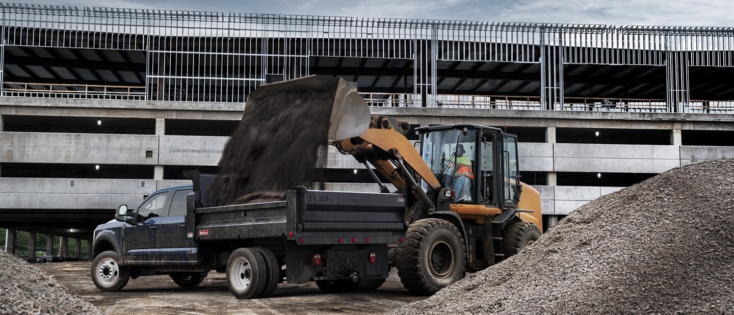 Ford Super Duty® 2023 con mejora de volquete en sitio de construcción