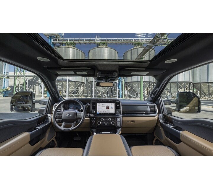 Se muestra el interior del modelo Ford Super Duty® Chassis Cab LARIAT® 2024 en Baja