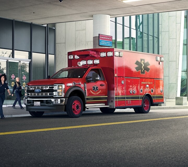 Una Ford Super Duty® Chassis Cab 2024 estacionada junto a la acera con mejora para ambulancia
