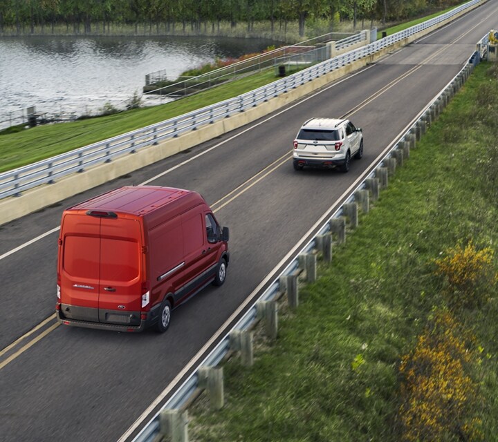 Una Ford E-Transit™ 2023 andando por la carretera