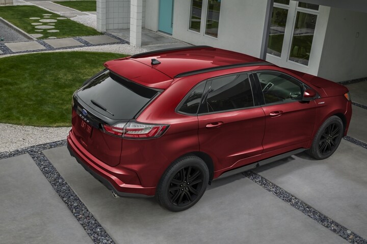 Una SUV Ford Edge® 2023 en Rapid Red con portaequipajes con rieles laterales en black