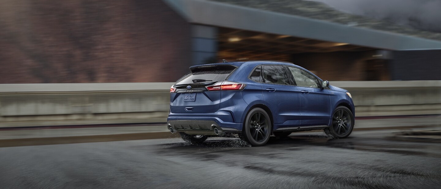 Una Ford Edge® 2023 en Stone Blue circulando por un paso elevado