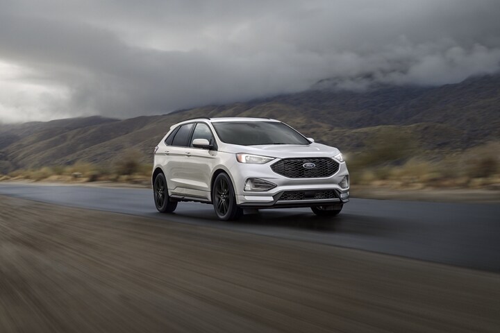 Una SUV Ford Edge® ST-Line 2023 circulando por un camino desértico