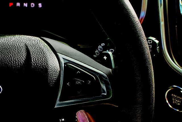 Primer plano de las paletas de cambio de una SUV Ford Edge® 2024