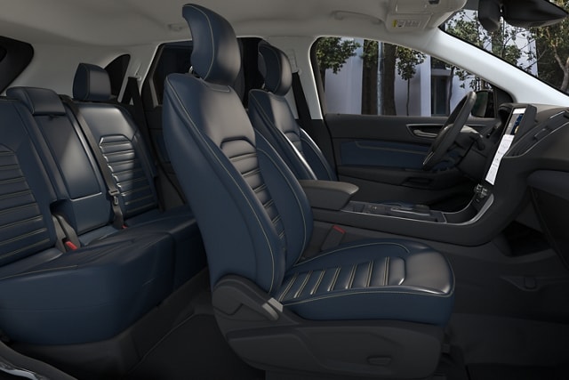 Imagen del interior de una SUV Ford Edge® 2024 en la que se observan los asientos delanteros y traseros