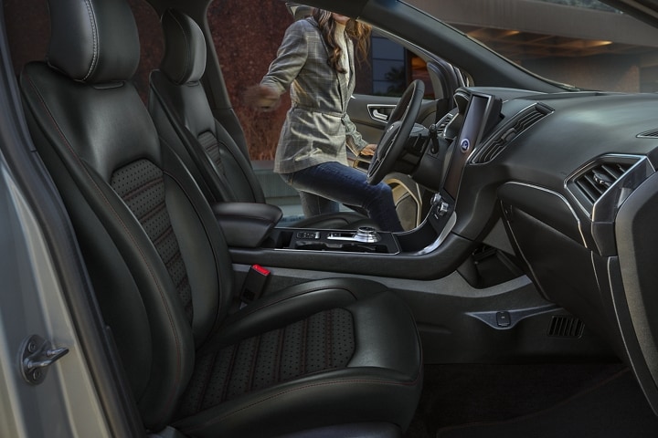 Interior de una SUV Ford Edge® ST-Line 2024 con una mujer sentada en el asiento del conductor
