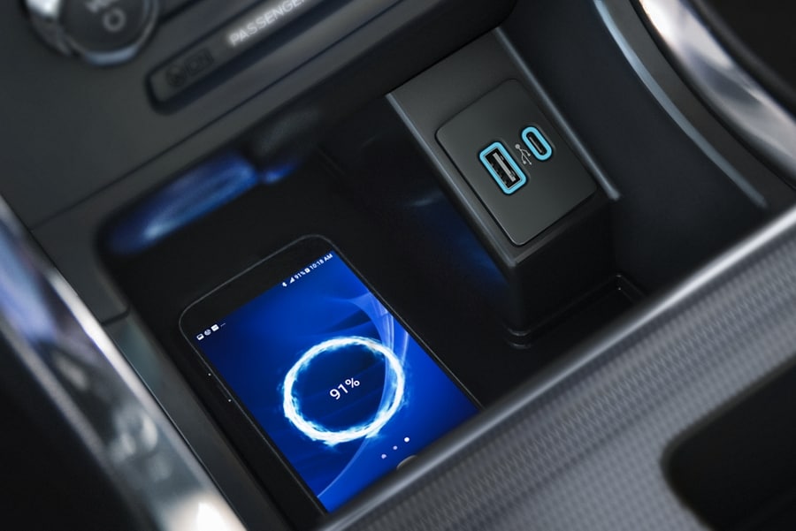 Un smartphone en la base de carga inalámbrica de una SUV Ford Edge® 2024