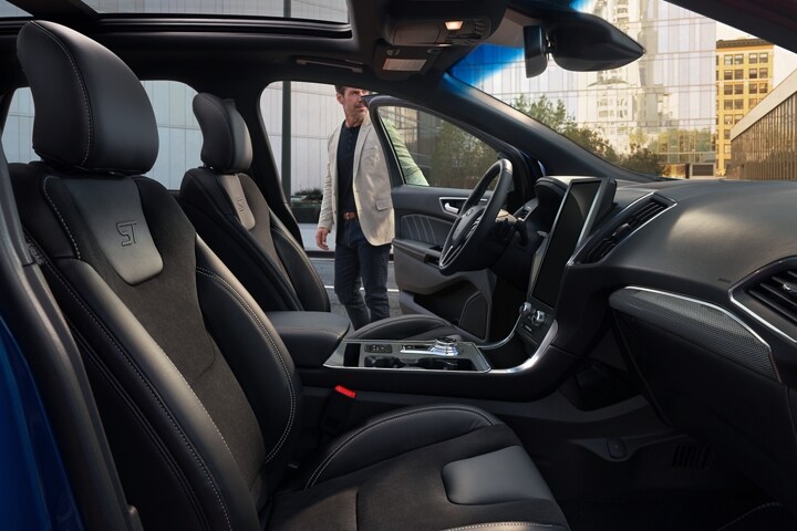 Interior de un modelo Ford Edge® ST 2024 con asientos tapizados en cuero e inserciones Miko® perforadas