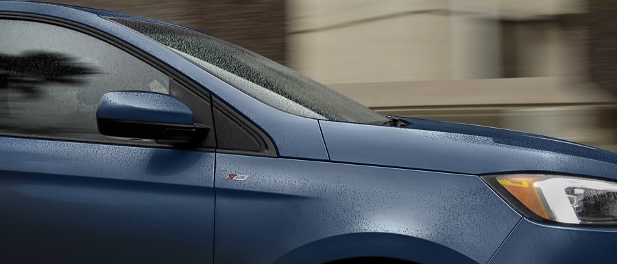 Primer plano del emblema ST-Line en una SUV Ford Edge® 2024 en Stone Blue