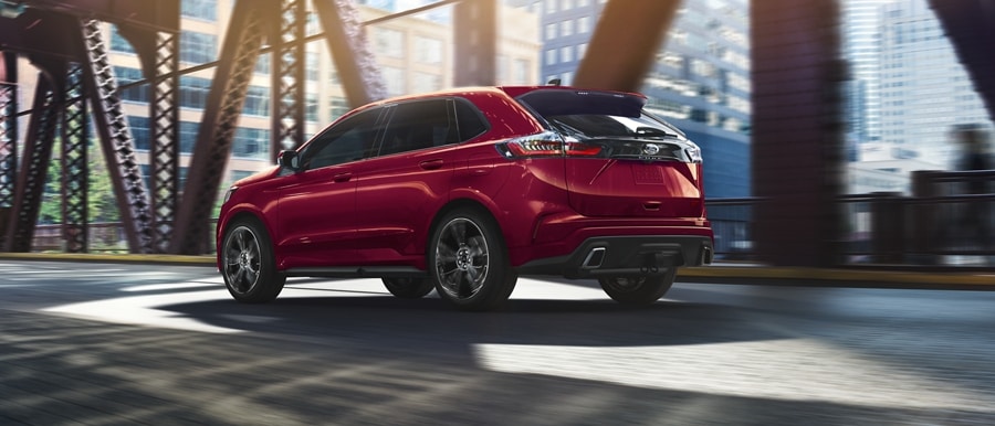 Una SUV Ford Edge® ST 2024 en Race Red andando por un puente