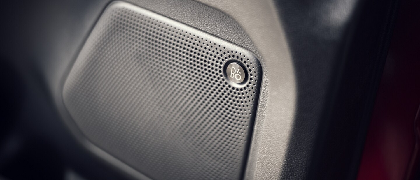 Primer plano de un altavoz del sistema de sonido B&O® disponible