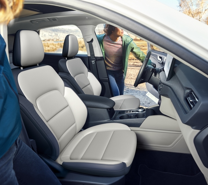 Vista del interior de una SUV Ford Escape® 2023 con el conductor ingresando al vehículo