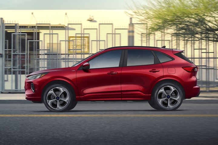 Una Ford Escape® 2023 en Rapid Red Metallic circulando por una carretera