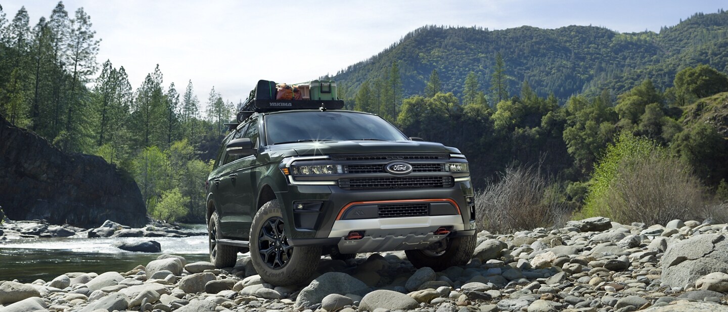 Una SUV Ford Expedition 2023 subiendo una montaña