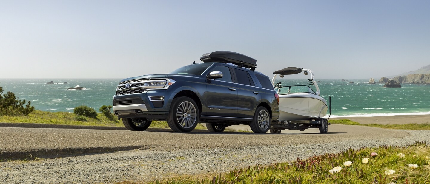 Una SUV Ford Expedition 2023 remolcando una embarcación