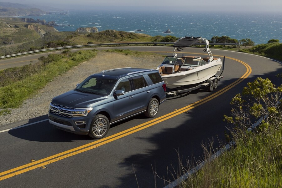 Una SUV Ford Expedition 2023 remolcando una embarcación por una colina