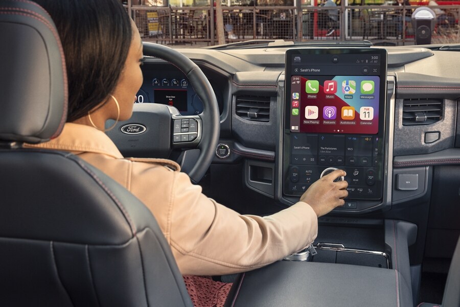 Una mujer conduciendo una SUV Ford Expedition ​​​​​​​2023