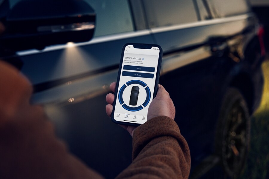 Una persona controla la Iluminación de Zona Exterior desde su smartphone