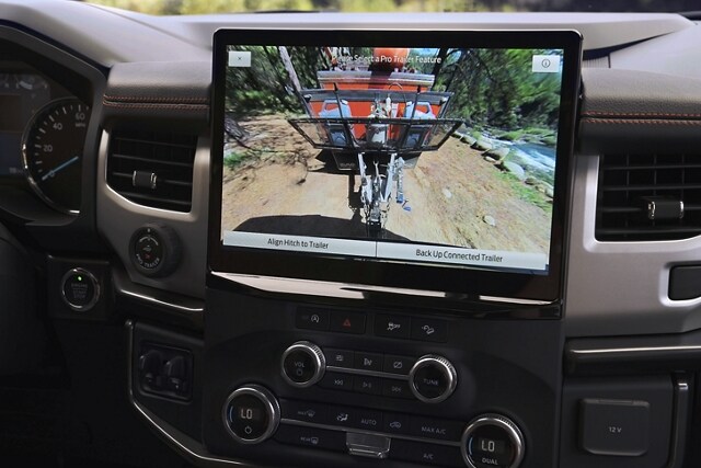 Se muestra Pro Trailer Backup Assist™ 2.0 en la pantalla táctil de una SUV Ford Expedition 2024
