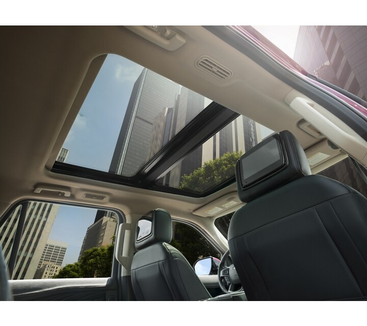 Primer plano interior de los paneles del Vista Roof® panorámico y la vista en una Ford Expedition 2024