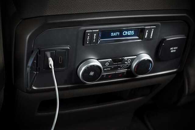 Una SUV Ford Expedition 2024​​​​​​​ con cargador inalámbrico con puertos USB en la consola central