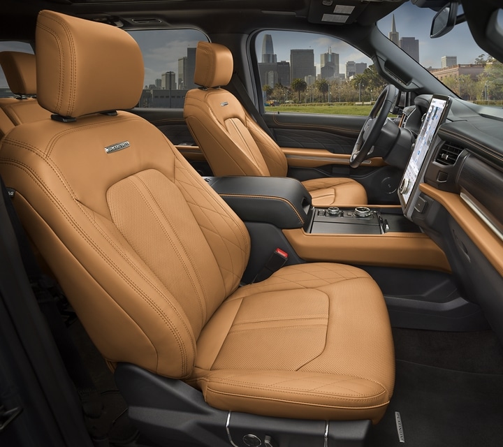 Interior del modelo Ford Expedition Platinum 2024 con lujosos asientos tapizados en cuero color Tan mejorados y detalles interiores premium