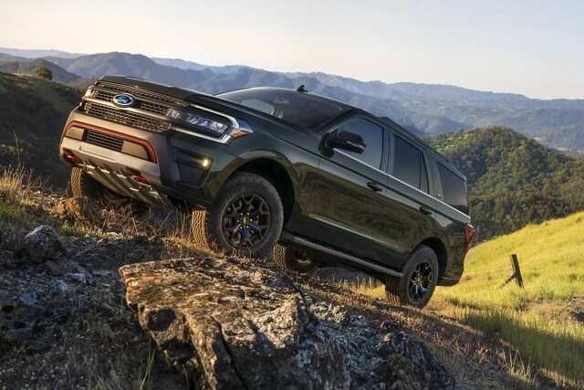 Una Ford Expedition 2024 circulando por una cuesta empinada
