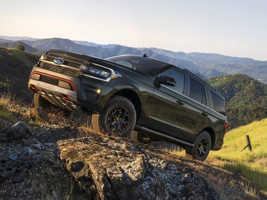 Una Ford Expedition 2024 circulando por una pendiente rocosa