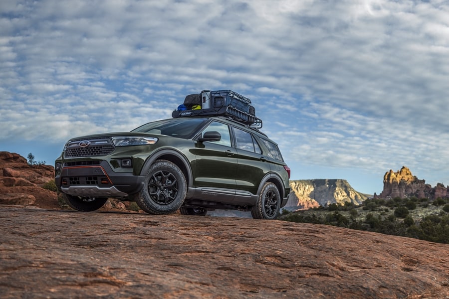 Ford Explorer® 2023 estacionada en un desierto con Accesorios para Carga: portaequipajes Mega Warrior repleto de equipos.