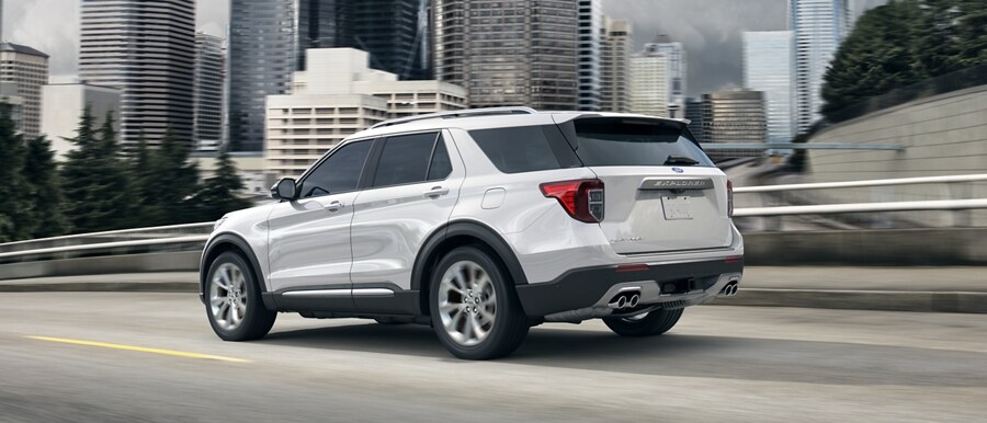 Una SUV Ford Explorer® Platinum 2023 circulando en una ciudad