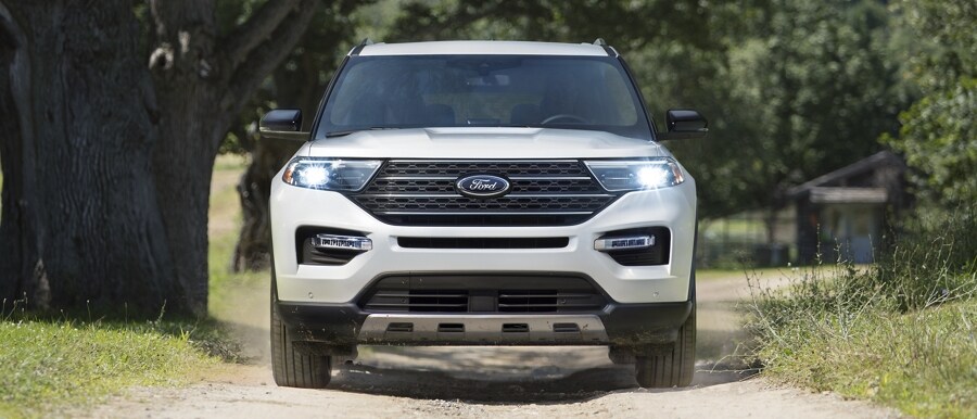 El modelo Ford Explorer® King Ranch® 2023 circulando por un camino de tierra