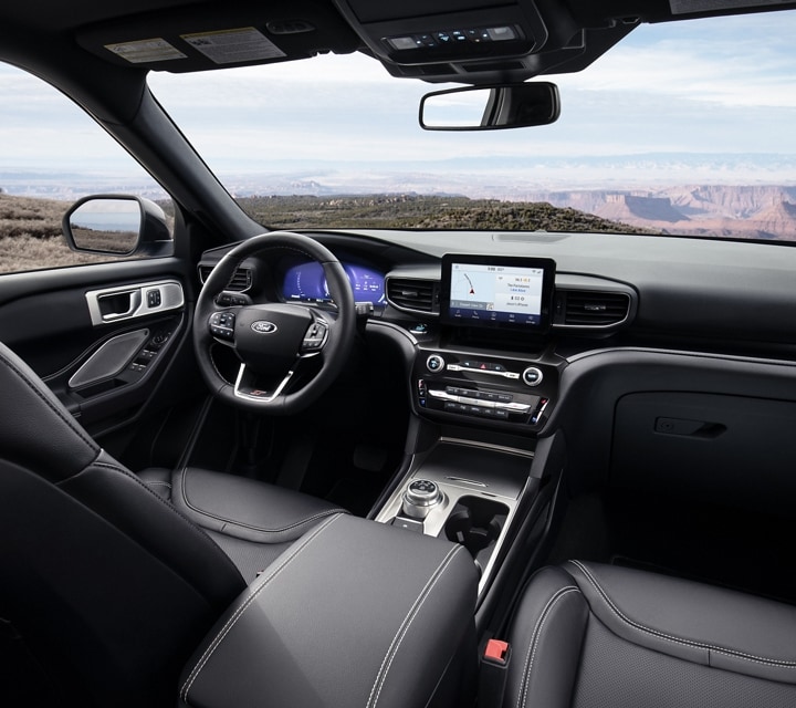 Interior del modelo Ford Explorer® ST 2023 con asientos con superficie de cuero