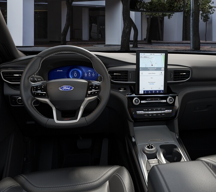 Se muestra el interior de una SUV Ford Explorer® 2023 con una pantalla táctil capacitiva LCD en modo retrato de 10.1 pulgadas