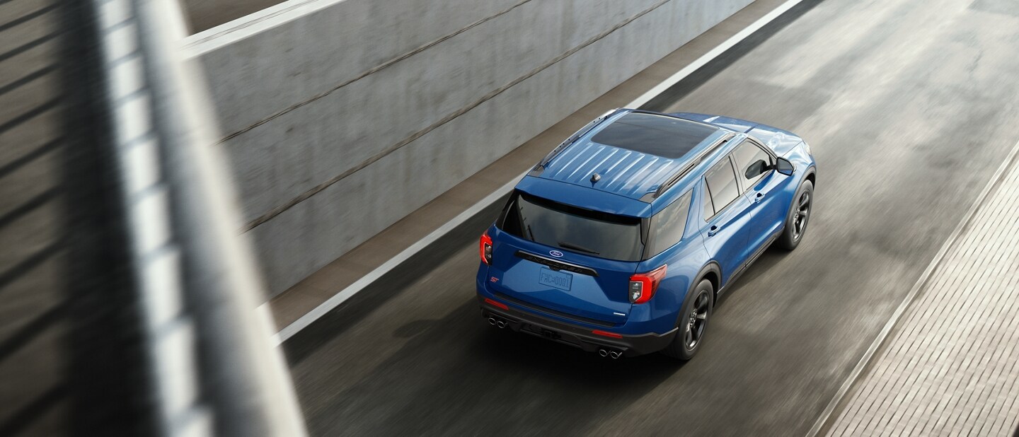 Una SUV Ford Explorer® ST 2023 con techo corredizo de panel doble